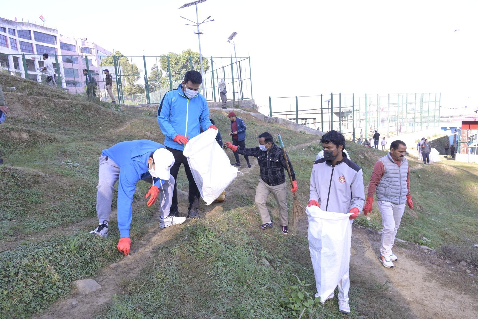 “राज्य स्थापना रजत जयंती सप्ताह” में अल्मोड़ा में चला वृहद स्वच्छता अभियान, जिलाधिकारी ने दिलाई शपथ