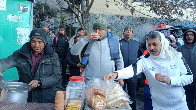 सीएम धामी ने नैनीताल में मॉर्निंग वॉक के दौरान जनता से की मुलाकात, नैना देवी मंदिर सौंदर्यीकरण कार्यों का निरीक्षण
