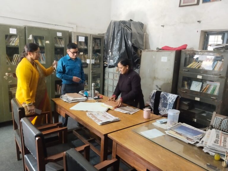 अपर जिलाधिकारी ने राजकीय बालिका इंटर कॉलेज में संचालित पुस्तकालय व निर्माणाधीन भवन का किया निरीक्षण