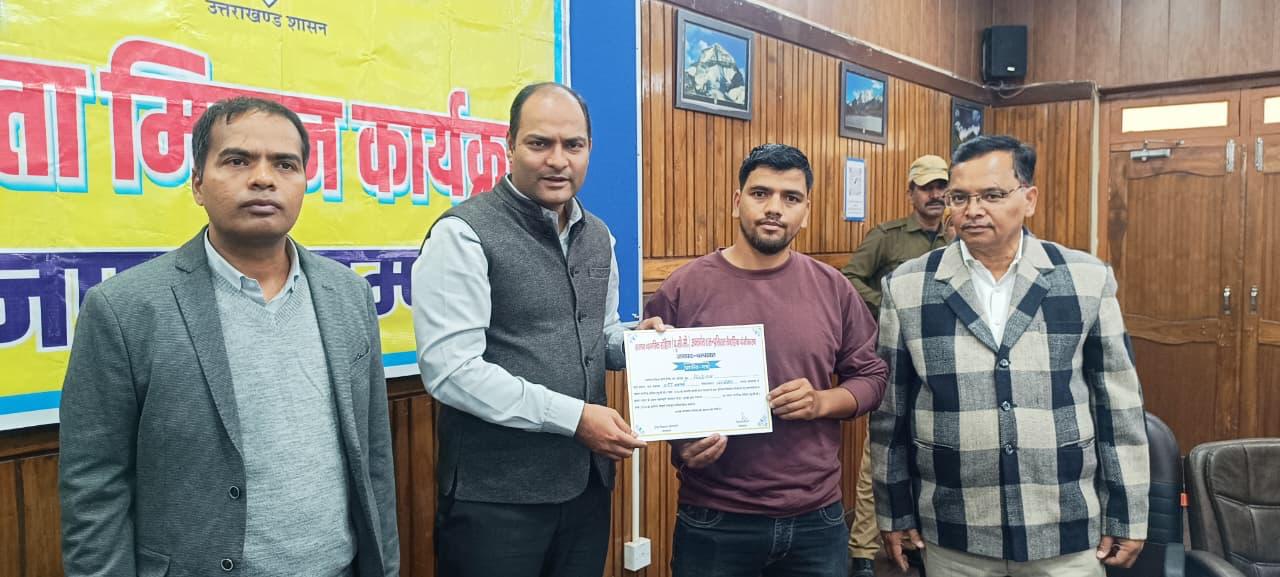 रजत जयंती उत्सव में समान नागरिक संहिता के तहत शत-प्रतिशत पंजीकरण कराने वाले ग्राम प्रधानों का सम्मान