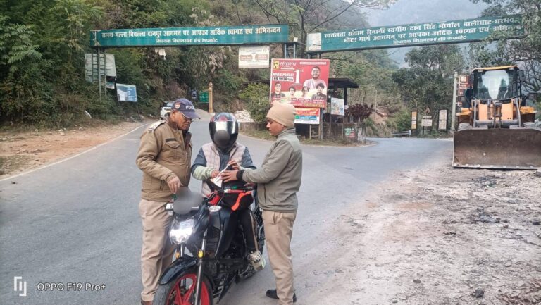 बागेश्वर में पुलिस की बड़ी कार्रवाई—गुटखा खाने से लेकर हुड़दंग करने तक 61 लोगों पर कार्रवाई