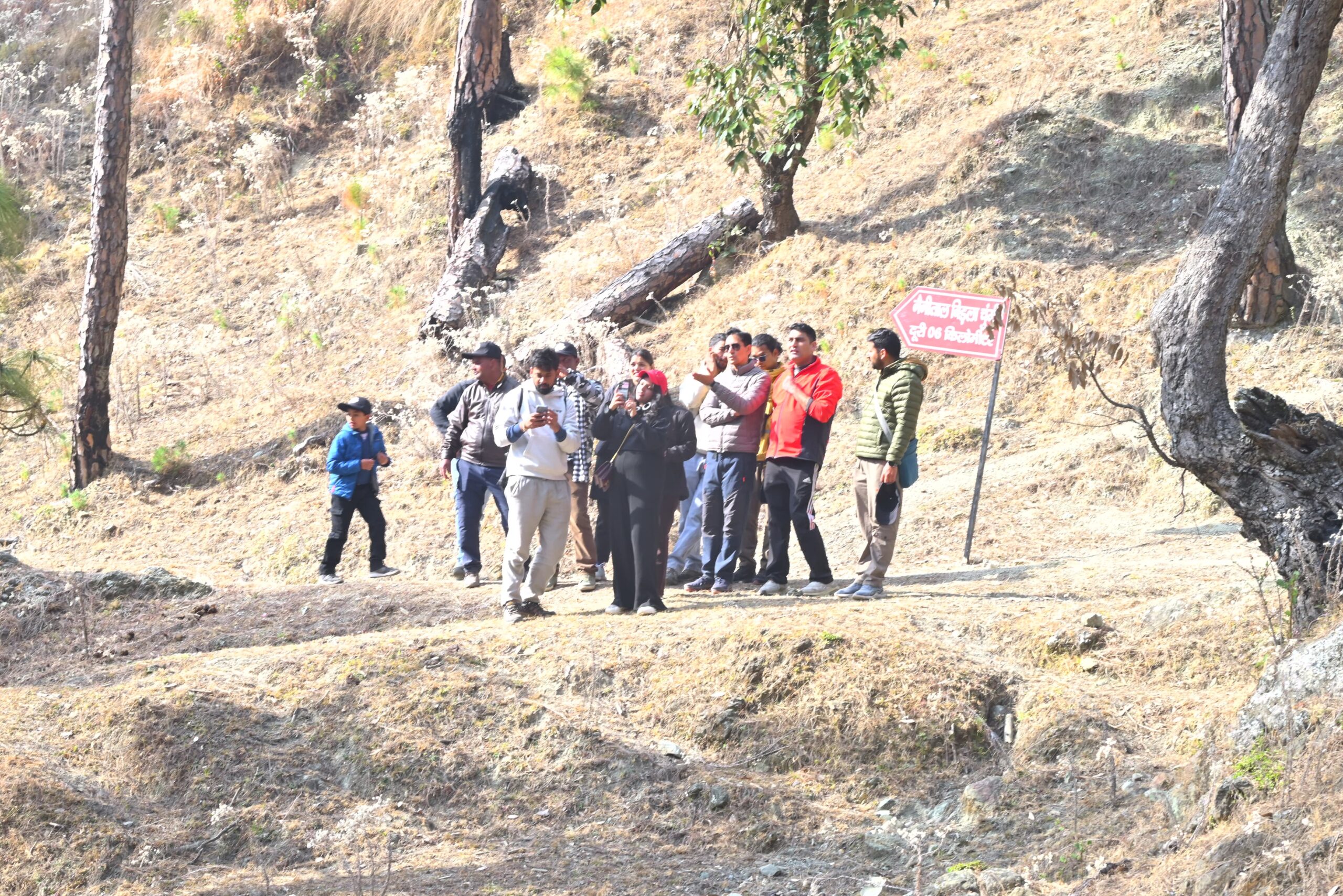 20 बच्चों सहित 50 से अधिक लोगों द्वारा 13 किलोमीटर की पैदल यात्रा कर कैंचीधाम हेतु पुराने पैदल मार्ग को पर्यटकों को पुनः आकर्षित करने का दिया संदेश
