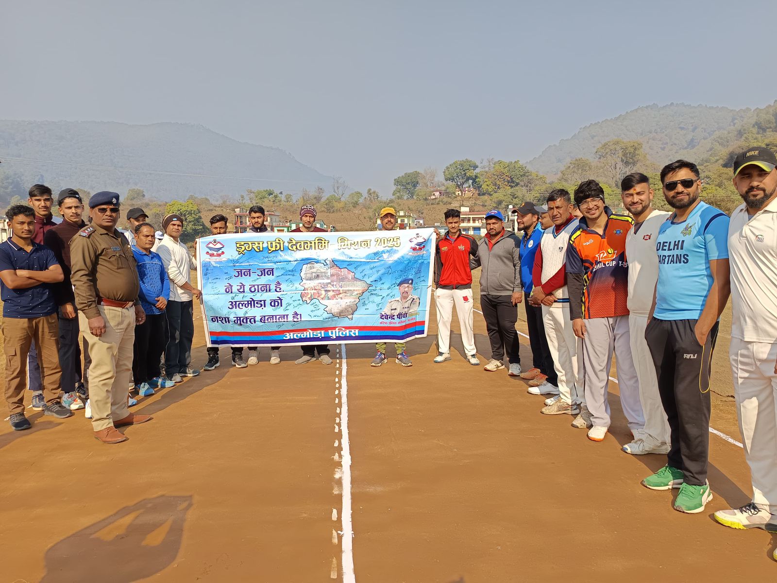युवाओं को सही राह दिखाने क्रिकेट मैदान पहुंचे चौखुटिया के कोतवाल