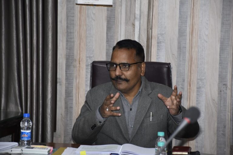 जल जीवन मिशन की समीक्षा में सख्त जिलाधिकारी: अधूरी योजनाओं और बिना कनेक्शन वाले गांवों पर जताई नाराज़गी, एक सप्ताह में कार्रवाई के निर्देश