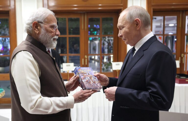 मोदी ने पुतिन को भेंट की रूसी भाषा में गीता, कूटनीति में दिखी विशेष गर्मजोशी