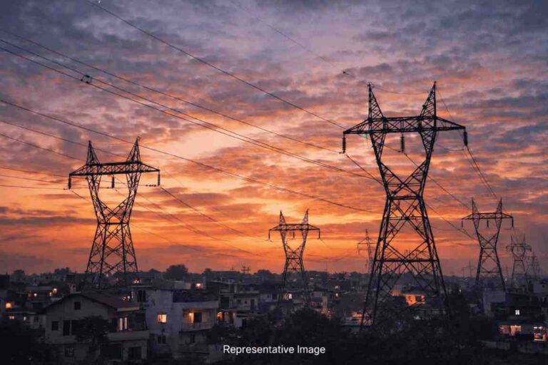 नए साल में उपभोक्ताओं को महंगी बिजली का झटका, दरों में बढ़ोतरी का सीधा असर