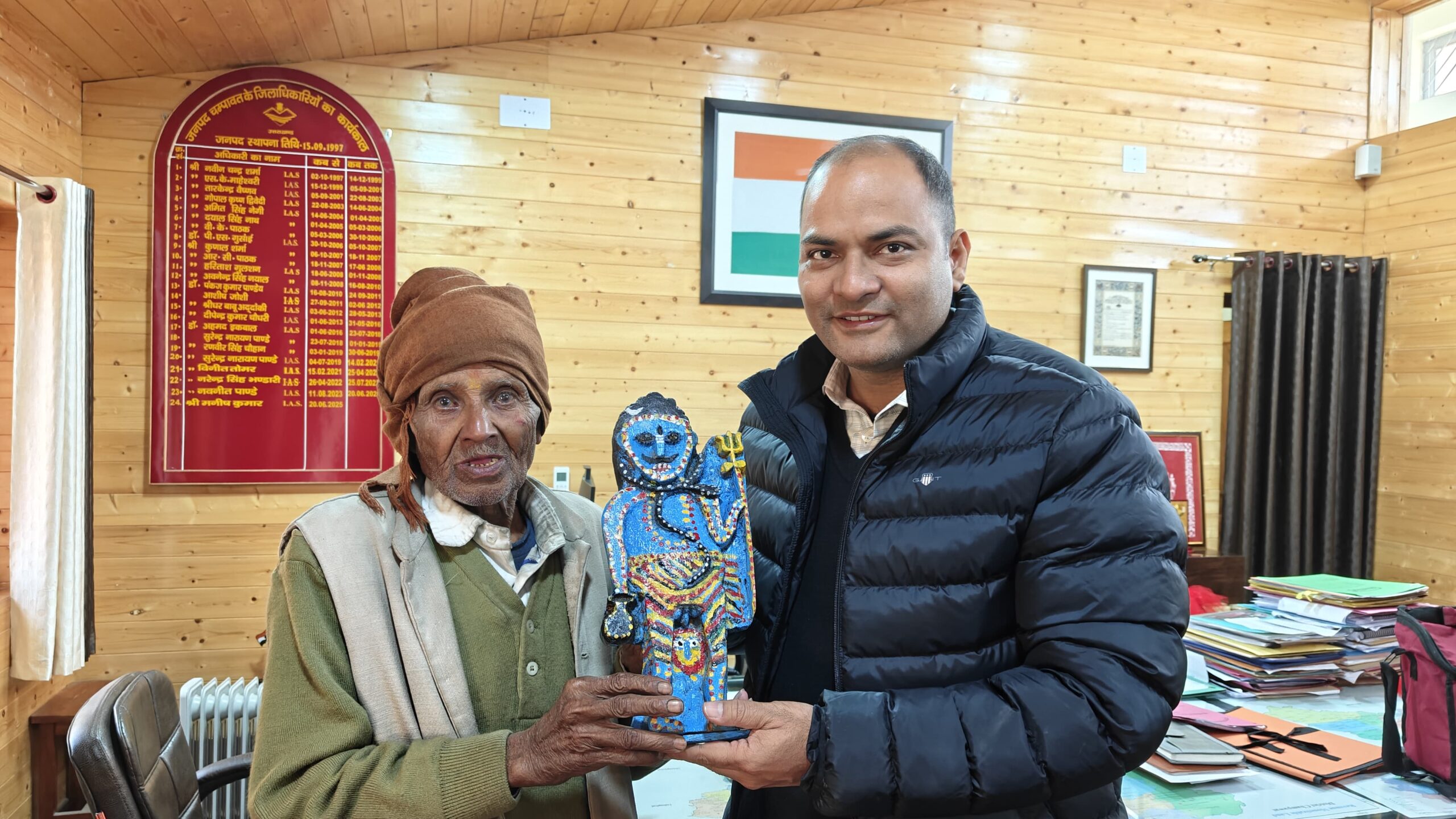 86 वर्ष की आयु में भी काष्ठ शिल्प को जीवंत बनाए हुए हैं स्वाला के टीकाराम भट्ट