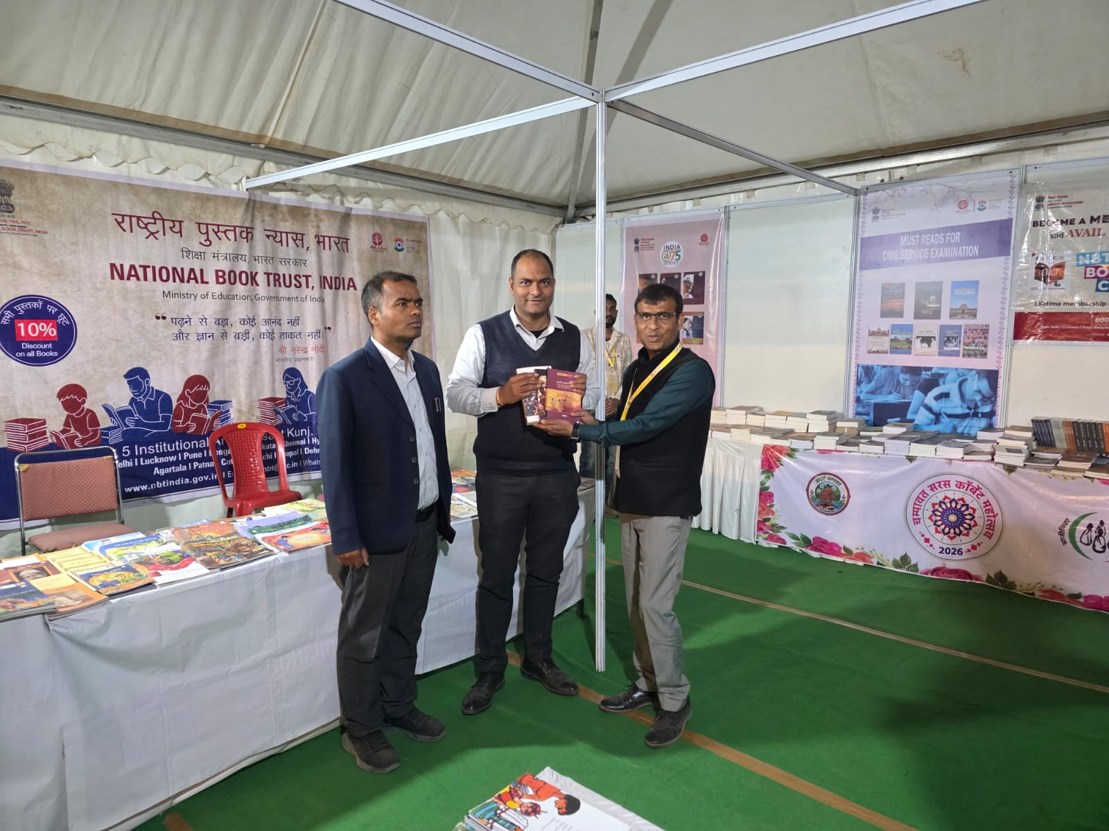 चम्पावत सरस कॉर्बेट महोत्सव: पुस्तक प्रदर्शनी में उमड़ी पाठकों की भीड़