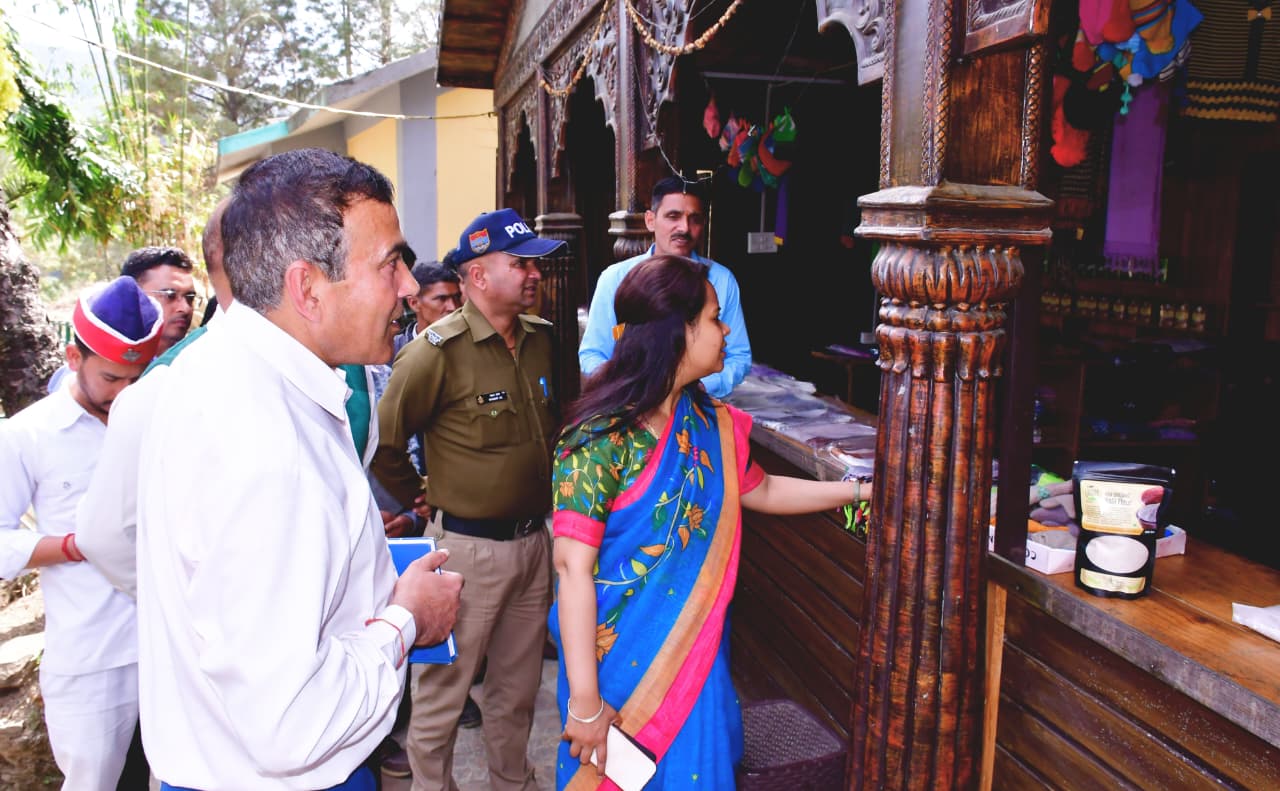 कौसानी की चाय को नया बाजार, पर्यटन से जोड़ने के लिए जिलाधिकारी ने दिए निर्देश