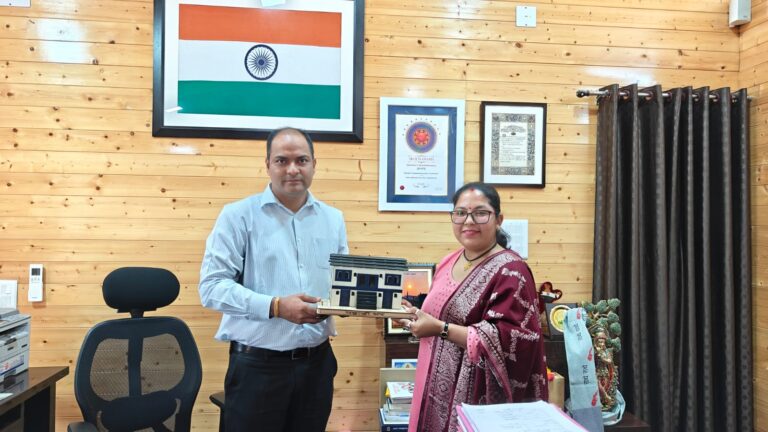 जिलाधिकारी ने ‘महिला विज्ञान प्रयोगधर्मी’ मोनिका बोहरा को किया सम्मानित