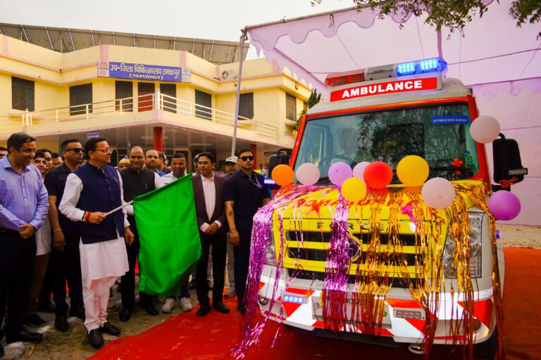 मुख्यमंत्री ने टनकपुर में एसीएलएस एम्बुलेंस और फेको मशीन का लोकार्पण किया