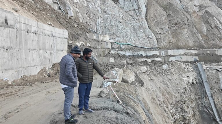 चम्पावत: सड़क चौड़ीकरण कार्य की धीमी प्रगति पर जिलाधिकारी ने जताई नाराजगी