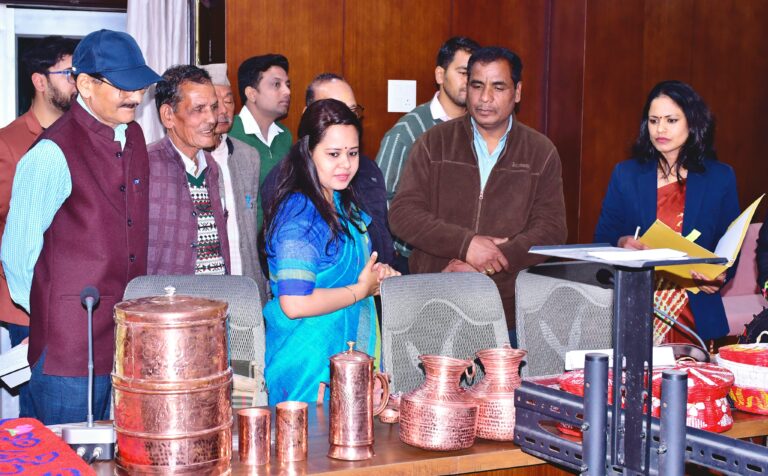 उद्योग मित्र बैठक में प्रशिक्षित गाइड डेटाबेस और स्थानीय उत्पादों को प्राथमिकता देने पर बल
