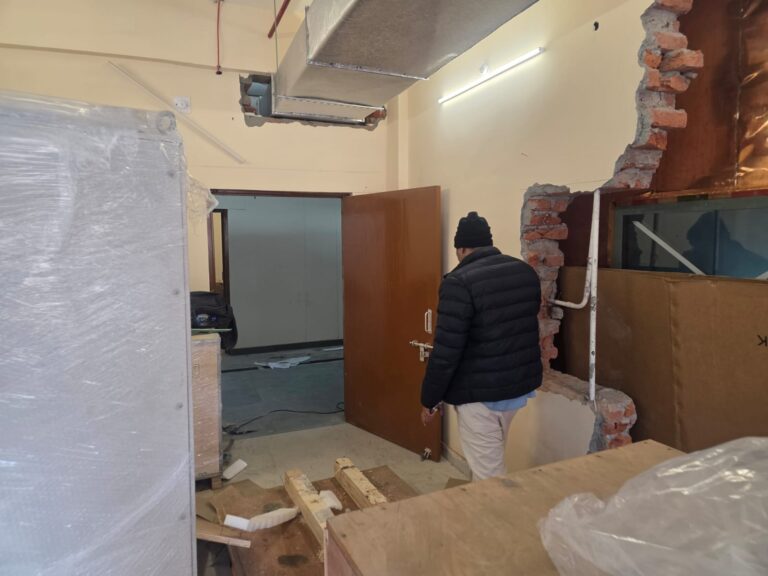 चंपावत जिला चिकित्सालय में एमआरआई कक्ष निर्माण का निरीक्षण, गुणवत्ता और समय पर कार्य पूरा करने के निर्देश