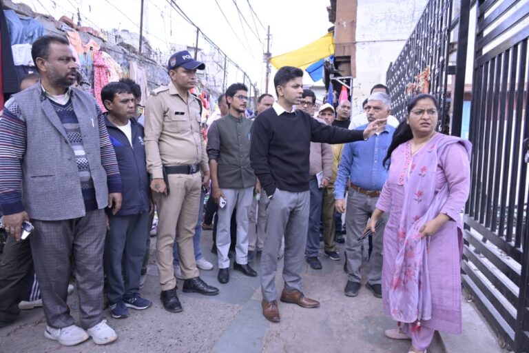 जिलाधिकारी अंशुल ने अल्मोड़ा मुख्य बाजार का निरीक्षण किया, दिए महत्वपूर्ण निर्देश