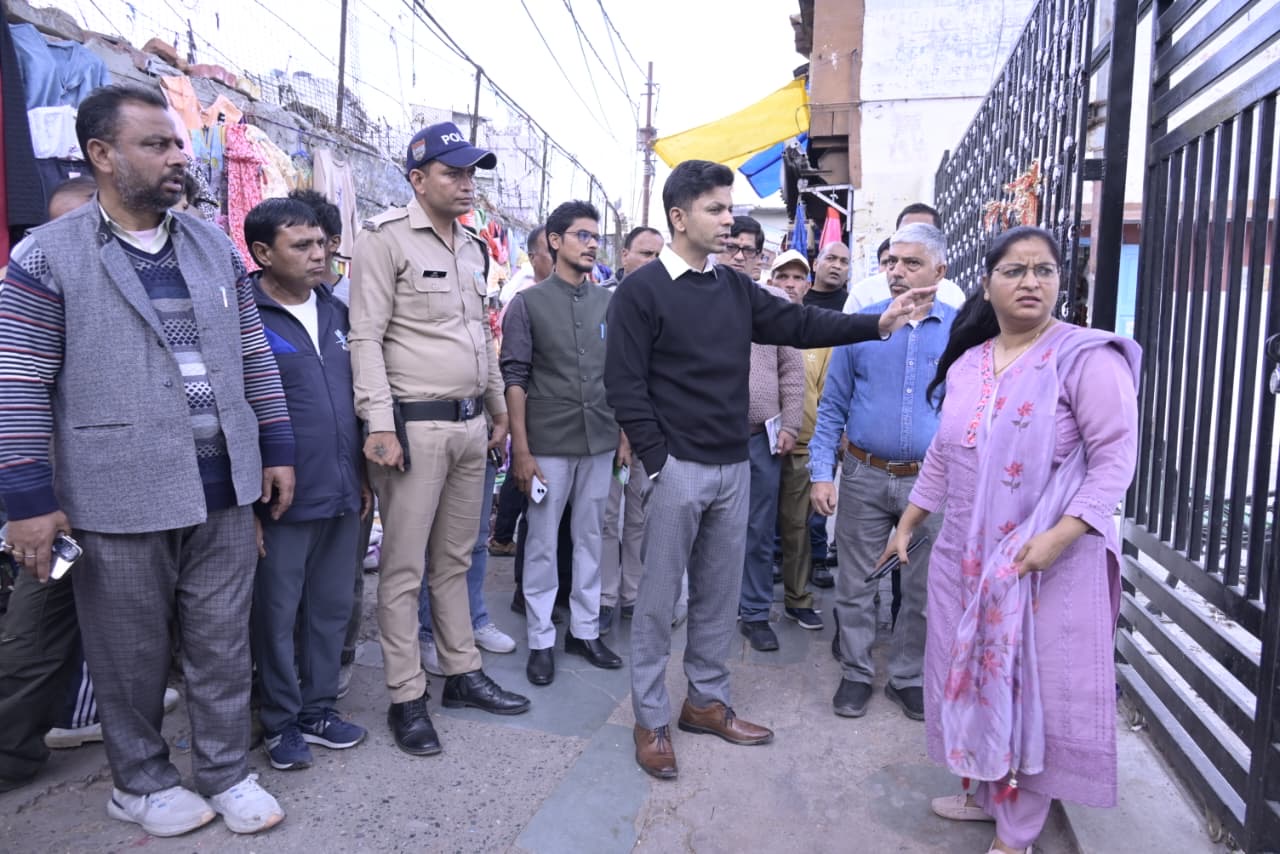 जिलाधिकारी अंशुल ने अल्मोड़ा मुख्य बाजार का निरीक्षण किया, दिए महत्वपूर्ण निर्देश