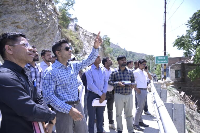जिलाधिकारी ने क्वारब स्लाइड जोन और नवनिर्मित बायपास मार्ग का किया स्थलीय निरीक्षण