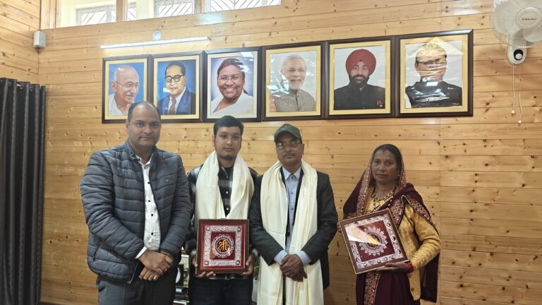 एसएससी सीजीएल परीक्षा में सफल अभ्यर्थियों को जिलाधिकारी ने किया सम्मानित