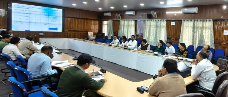 जल स्रोतों के संरक्षण और सारा परियोजनाओं की प्रगति की समीक्षा के लिए जिलाधिकारी के निर्देश