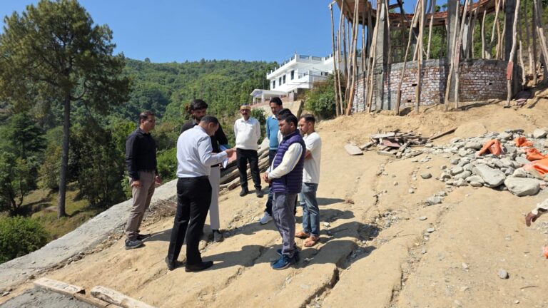 चम्पावत में निर्माणाधीन देवभूमि रजत जयंती पार्क का जिलाधिकारी ने किया स्थलीय निरीक्षण