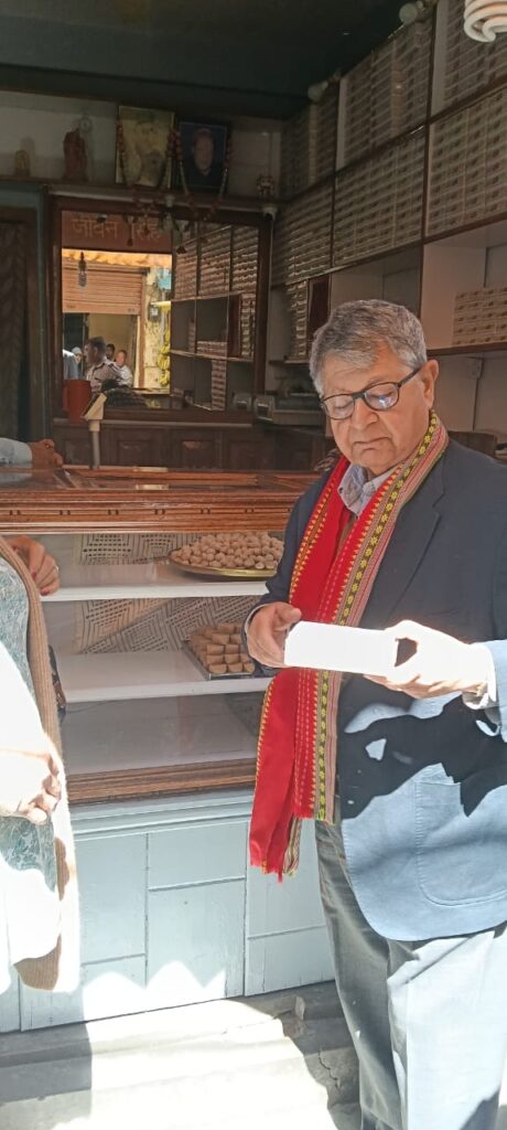 नीति आयोग उपाध्यक्ष ने अल्मोड़ा के पटाल बाजार का भ्रमण किया, स्थानीय उत्पादों में ली रुचि