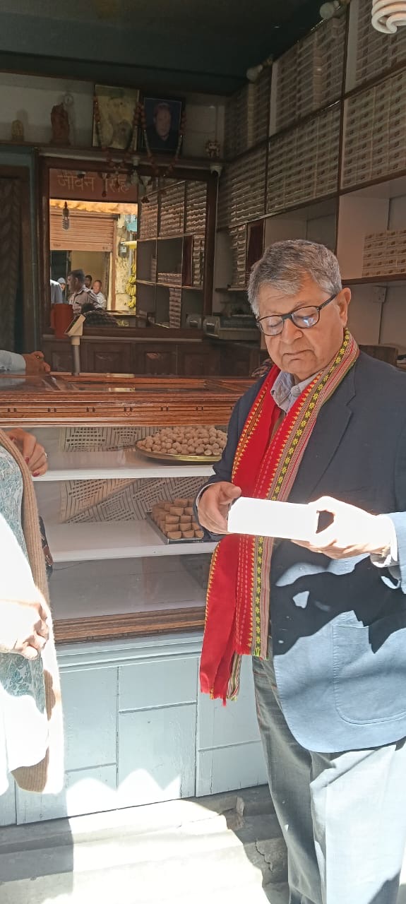नीति आयोग उपाध्यक्ष ने अल्मोड़ा के पटाल बाजार का भ्रमण किया, स्थानीय उत्पादों में ली रुचि
