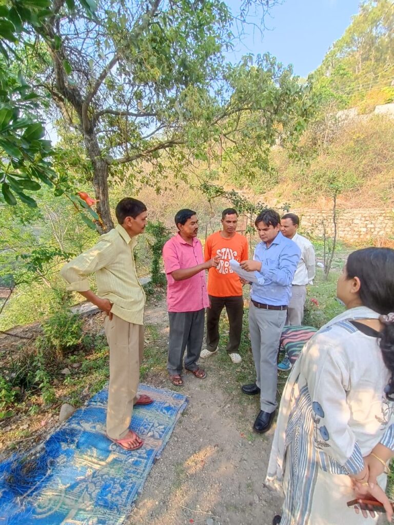 द्वाराहाट में मानदेय वृद्धि के आश्वासन के बाद पम्प ऑपरेटरों ने समाप्त की हड़ताल