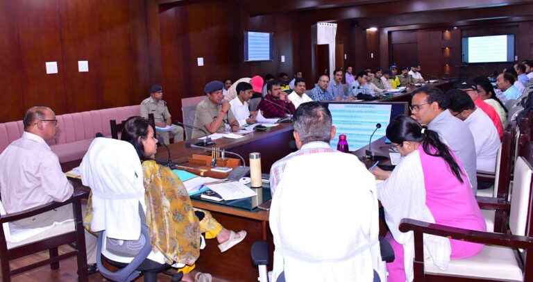 मानसून की चुनौतियों से निपटने के लिए प्रशासन अलर्ट, जिलाधिकारी ने की तैयारियों की समीक्षा