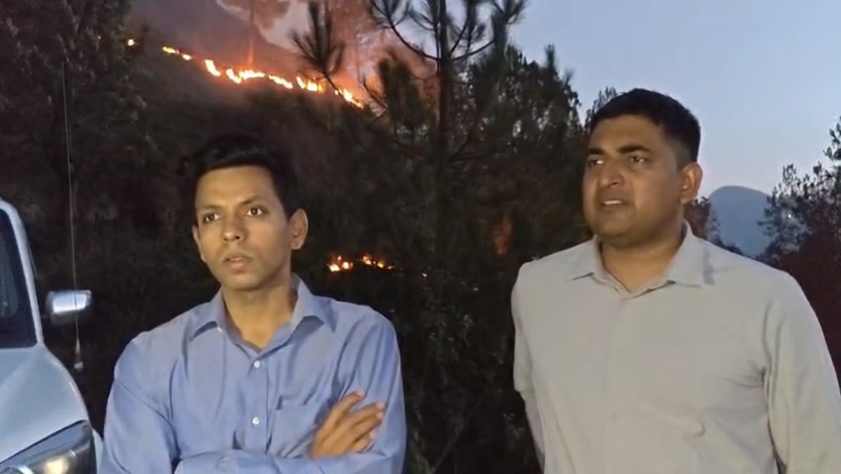 जंगल बचाने के लिए ख़ुद मैदान में उतरे डीएम अंशुल सिंह