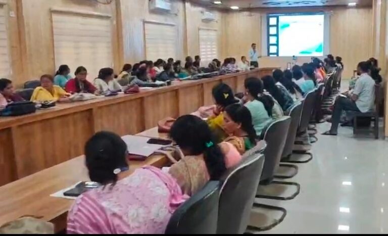 चम्पावत में मतदाता सूची पुनरीक्षण को लेकर बीएलओ को दिया गया प्रशिक्षण