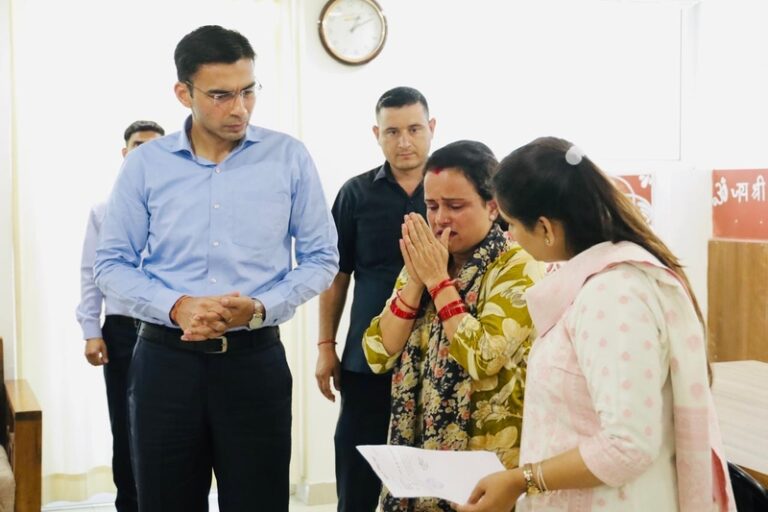 देहरादून में कैंसर पीड़ित परिवार का 71 हजार का कर्ज माफ, प्रशासन ने दी आर्थिक सहायता