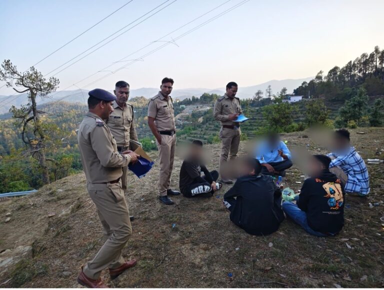 अल्मोड़ा में ऑपरेशन मर्यादा के तहत पुलिस की कार्रवाई, सार्वजनिक स्थान पर शराब पीने वालों के चालान