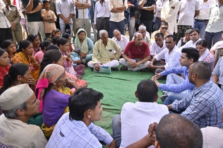 जिलाधिकारी ने किया तड़म गांव का निरीक्षण, प्रभावित परिवार की सहायता के लिए अधिकारियों को दिए निर्देश