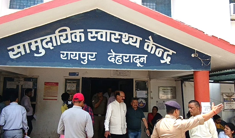 स्वास्थ्य मंत्री सुबोध उनियाल ने किया सीएचसी रायपुर का औचक निरीक्षण