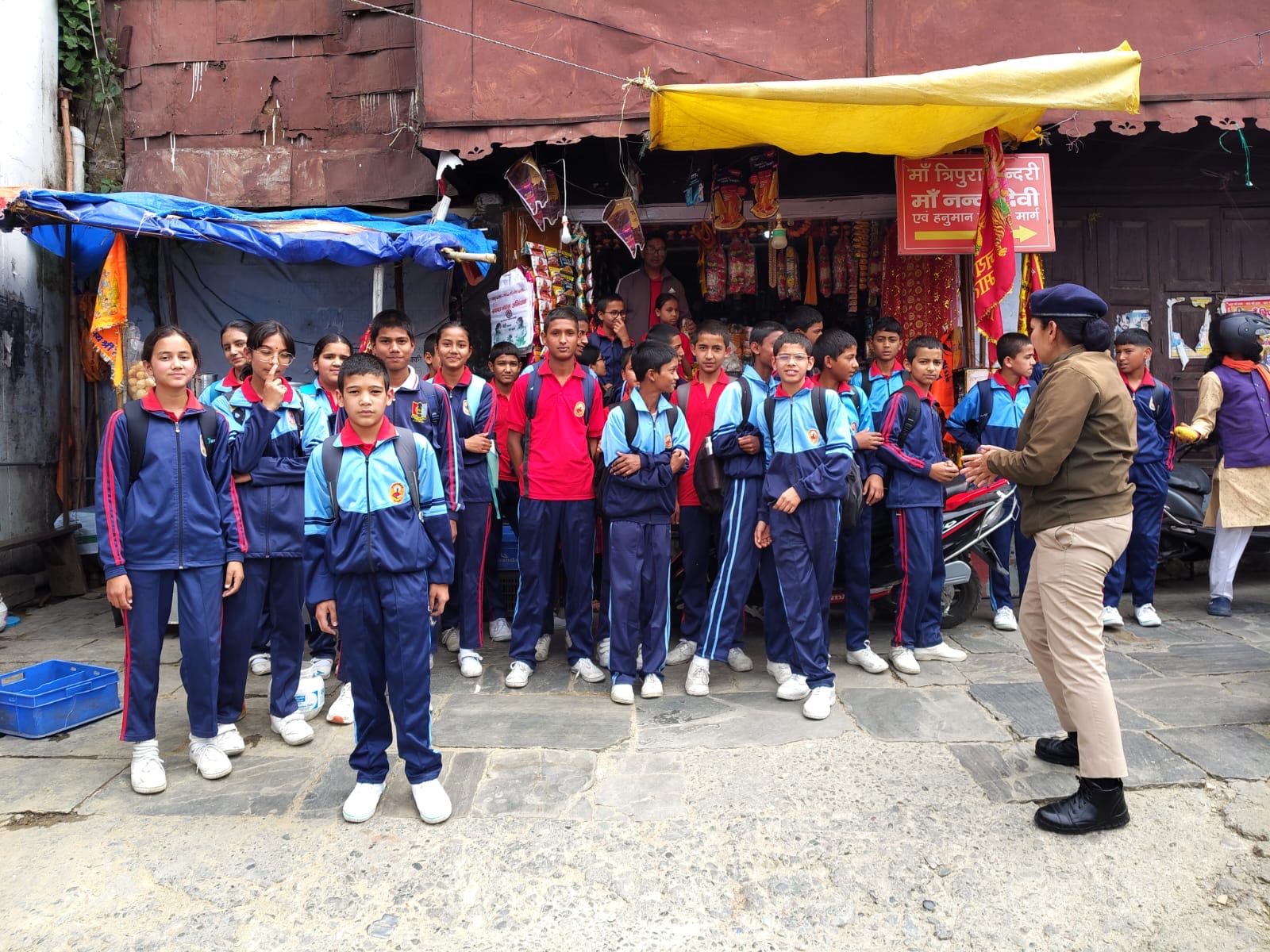 अल्मोड़ा में पीजी केंद्रों पर पुलिस का सत्यापन अभियान, बच्चों को सुरक्षा के प्रति किया जागरूक