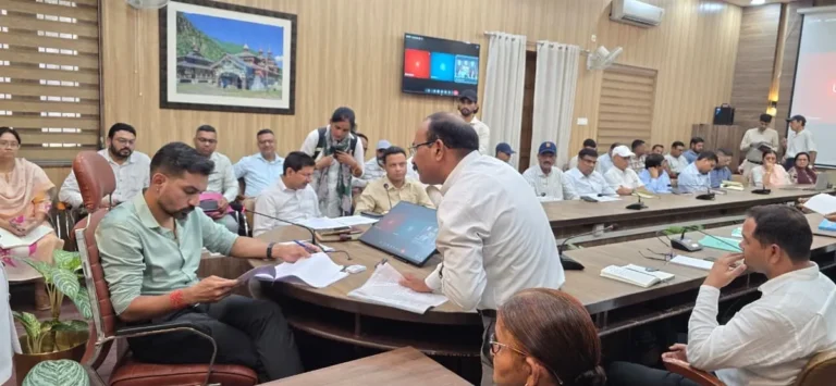 समाधान दिवस में जिलाधिकारी ने सुनीं 194 शिकायतें, बैंक ऋण प्रक्रिया और अवैध कब्जों पर मांगी रिपोर्ट