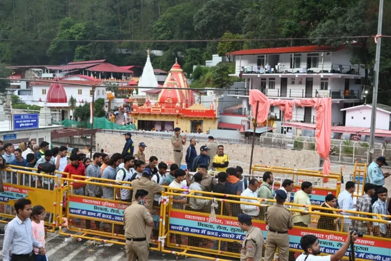 कैंची धाम स्थापना दिवस पर उमड़ी श्रद्धालुओं की भीड़, प्रशासन ने सुरक्षा और यातायात के लिए किए विशेष इंतजाम