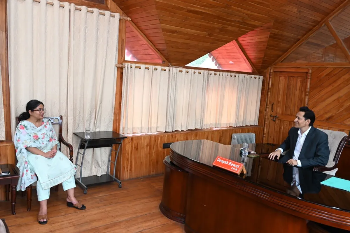 जिलाधिकारी बागेश्वर ने मंडलायुक्त से की शिष्टाचार भेंट, विकास परियोजनाओं की समीक्षा