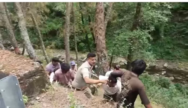 अल्मोड़ा में गहरी खाई में गिरा वाहन, हादसे में एक व्यक्ति की मृत्यु और दो गंभीर घायल