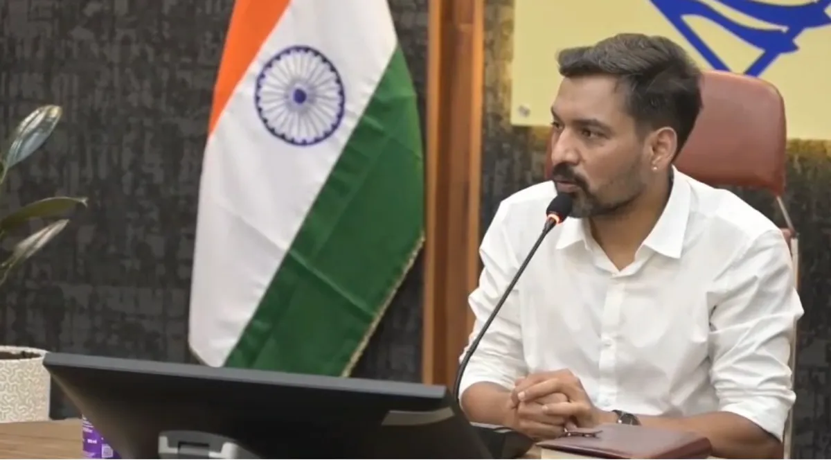 देहरादून: विकास कार्यों में तेजी लाने के निर्देश, धीमी प्रगति पर जिलाधिकारी की चेतावनी