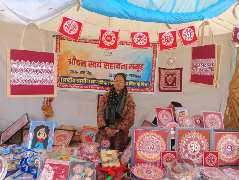 चंपावत के पुनेठी गांव के स्वयं सहायता समूह ने ऐपन कला से बनाया स्वरोजगार का माध्यम