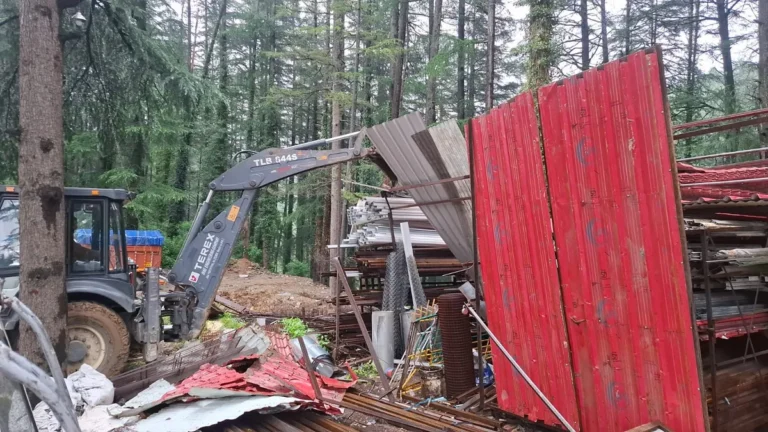 लोहाघाट में डाक बंगला रोड और सिद्धेश्वर बारात घर के पास से अवैध अतिक्रमण हटाया गया